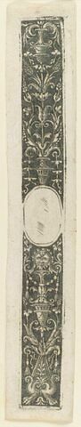 Arabesque en hauteur avec ovale blanc ou ornement avec un bouclier et un vase