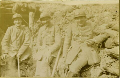 Photographie de Dominique Moreau-Nélaton et deux soldats dans les tranchées