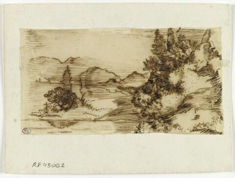 Lac bordé d'arbres avec collines dans le fond, image 1/1