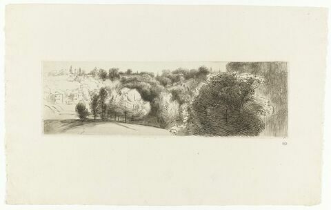 Paysage vallonné et boisé avec quelques maisons à gauche, image 1/1