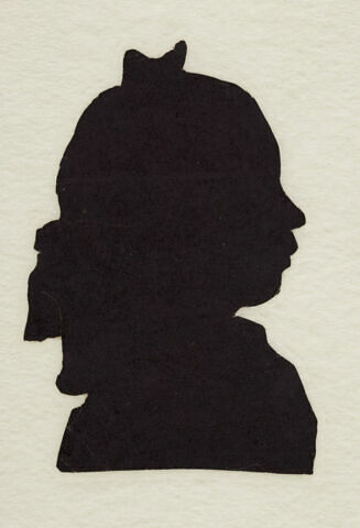 Profil d'une tête de fillette aux cheveux retenus par un ruban