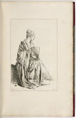 Femme assise, de profil à droite, jouant de l'éventail, image 1/1