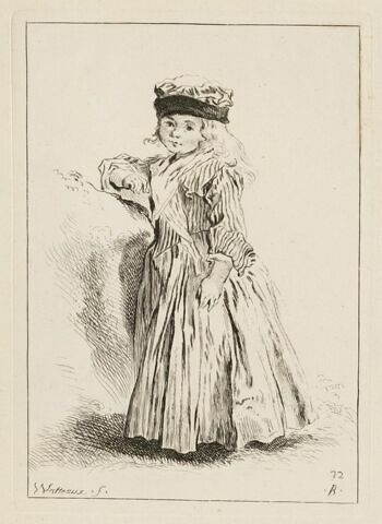 Petite fille en toquet, vêtue d'une robe rayée, debout, image 1/2