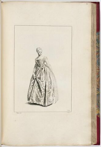 Femme de face regardant à droite, laissant tomber derrière elle le bras gauche et de la main droite relevant sa robe par devant, image 1/1