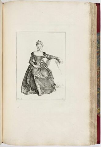 Femme assise de face, le bras gauche allongé et appuyé sur un tertre, image 1/1