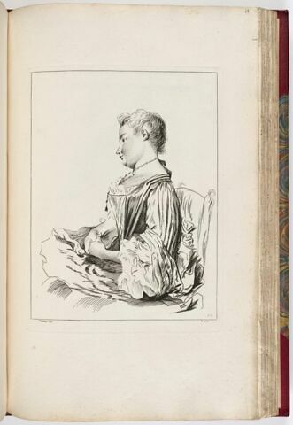 Femme à mi-corps, de profil à gauche, assise sur une chaise, et les mains croisées, image 1/1