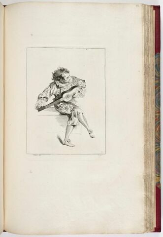 Musicien assis, jouant de la guitare, la tête tournée vers la droite, image 1/1