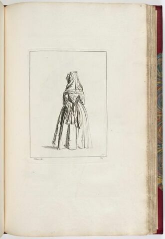 Femme encapuchonnée, vue de dos, image 1/1