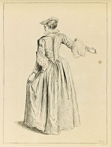 Femme debout coiffée d'un petit chapeau, vue de dos, image 1/1