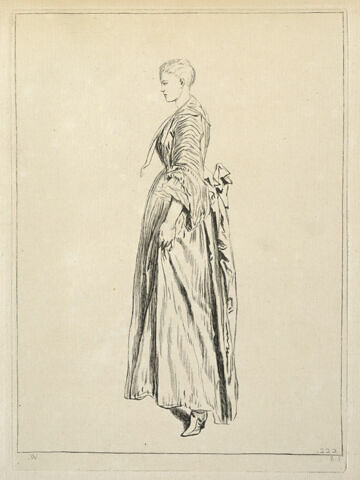 Jeune femme debout, vue de profil et tournée à gauche, image 1/2