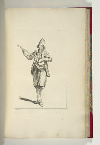 Jeune homme debout, vu de face, jouant du tanboura, image 1/1
