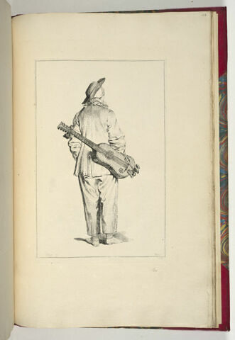 Gilles en pied, une guitare en baldoulière dans le dos, image 1/1