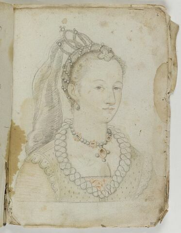 Portrait de femme, en buste, de trois quarts à droite, cheveux séparés en petites boucles et torsade ornée de perles, bijou sur le haut du front, petite couronne sur la tête ornée de perles et d'où part un voile ; corsage avec bordure tuyautée et riche collier autour du cou avec un médaillon orné de perles, image 1/1