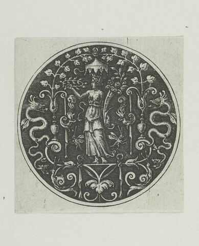 Femme tenant une couronne et une corne d'abondance, image 1/1