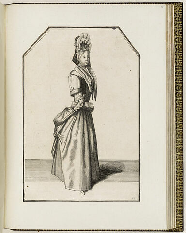 Une femme debout de profil, image 1/1