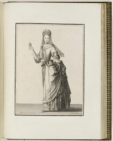 Une femme debout, le visage de face, tenant un portrait en miniature dans la main