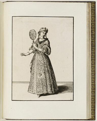 Une femme debout portant un éventail dans sa main