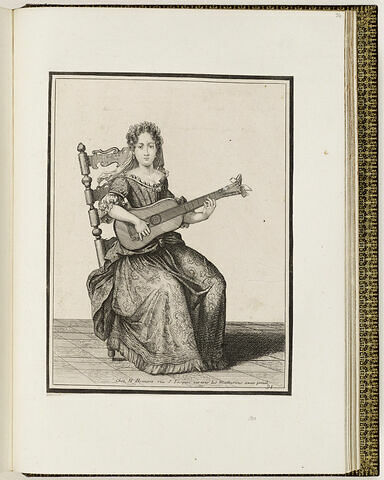 Une femme assise jouant de la guitarre, image 1/1