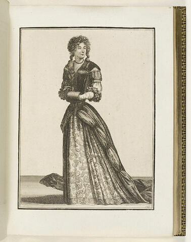 Une femme debout portant un manchon