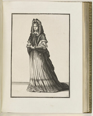 Une femme debout portant un manchon