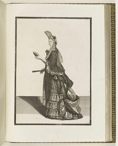 Une femme debout de profil, portant un masque et un éventail dans ses mains, image 1/1