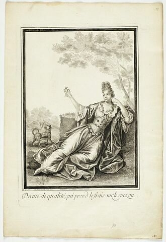 Dame de qualité, qui prend le frais sur le gazon, image 1/1