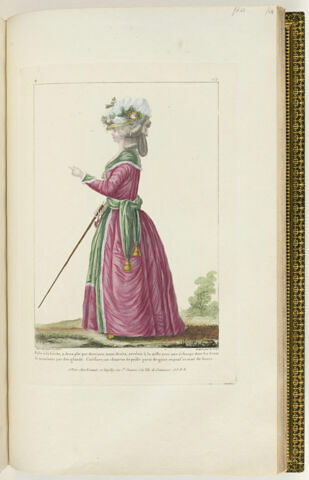 Robe à la Lévite, a deux plis par derriere, toute droite, arrêtée à la taille avec une écharpe dont les bouts se terminent par des glands. Coëffure ; un chapeau de paille garni de gaze en pouf et orné de fleurs.