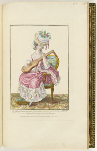 Robe de tafetas de couleur changeante, garnie de tafetas fond blanc chiné de diverses couleurs et ornée de blonde autour des garnitures ; le chapeau est ceint d'un ruban roulé.