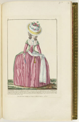 Robe à la Turque ou espèce de Circassienne, mais différ.te des autres ; elle a un collet comme une robe en Lévite, et une très grande écharpe blanche nouée à la ceinture : le juppon coupé : aucune garniture. Cette robe dont nous donnerons le développement de profil et par derriere, attira tous les yeux du Public, lorsqu'elle parut pour la premiere fois au Palais Royal, au mois de juillet dernier 1779, image 1/1