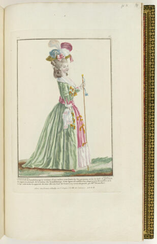 Lévite ornée de brandebourgs et cordonet d'une couleur tranchante sur les paremens et sur le fond ; la garniture du juppon en platitude de la couleur des brandebourgs. Cette figure est coëffée d'un chapeau à la Dewonshire ou à la Spa : cette mode fut apportée de cette ville à la Cour de France, et y avoit été portée par Mme Dewonshire.