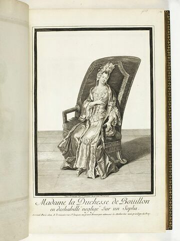 Madame la Duchesse de Bouillon en déshabillé négligé sur un sofa