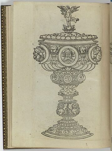 Gobelet avec trois médaillons d'hommes casqués