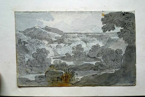 Vue panoramique avec des maisons, un pont, une rivière serpentant entre des rives boisées et des montagnes à l'horizon, image 2/2