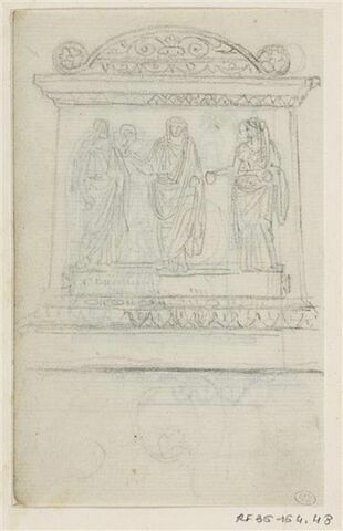 Une stèle ornée de trois figures drapées portant une inscription en bas