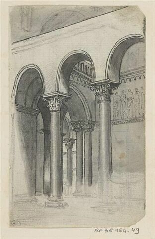 Intérieur d'église avec colonnes et chapiteaux, image 1/2