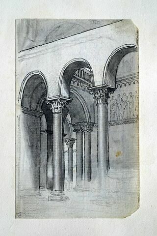 Intérieur d'église avec colonnes et chapiteaux, image 2/2