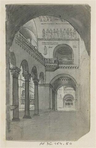 Intérieur d'église : vue d'un des bas côtés avec colonnes et chapiteaux et frise de personnages en hauteur, image 1/2