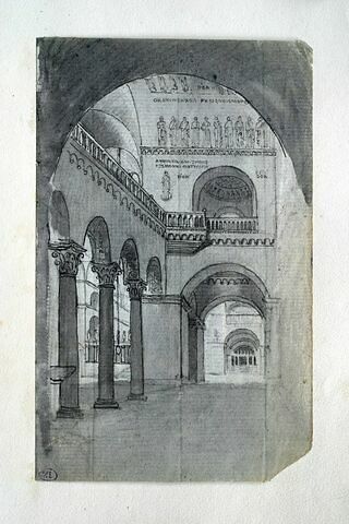 Intérieur d'église : vue d'un des bas côtés avec colonnes et chapiteaux et frise de personnages en hauteur, image 2/2