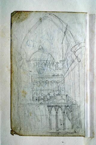Vue d'une église avec dome au delà d'un cloître, image 2/2