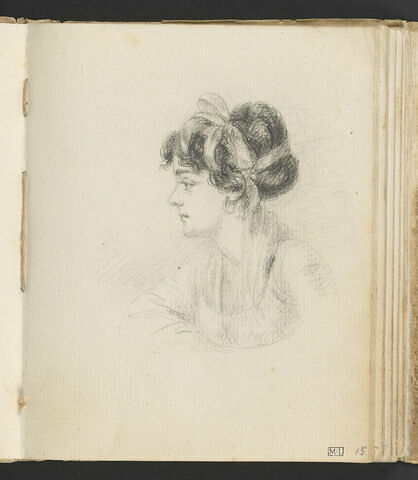 Femme, vue en buste, de trois quarts vers la gauche, la tête de profil, un ruban dans les cheveux