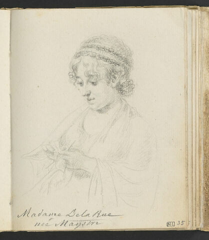 Portrait de Mme de La Rüe assise, vue en buste, de trois quarts vers la gauche, les cheveux nattés et entrelacés, en train de tricoter