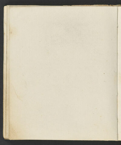 Femme, vue en buste, de trois quarts vers la gauche, un ruban dans les cheveux, image 2/3