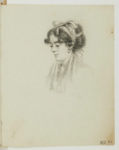 Femme, vue en buste, de trois quarts vers la gauche, un ruban dans les cheveux, image 3/3