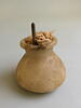 vase miniature ; vase à onguent ; tissu ; bâtonnet à kohol, image 2/3