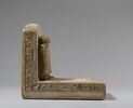statue de groupe ; stèle ; table d'offrandes rectangulaire à bec rectangulaire, image 3/4