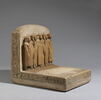 statue de groupe ; stèle ; table d'offrandes rectangulaire à bec rectangulaire, image 1/4