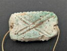 perle en pastille rectangulaire dentelée  ; amulette, image 2/5