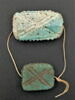 perle en pastille rectangulaire dentelée  ; amulette, image 3/5