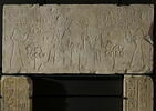 relief mural ; porte ; linteau ; montant de porte, image 2/3