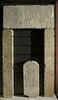 relief mural ; porte ; linteau ; montant de porte, image 1/3